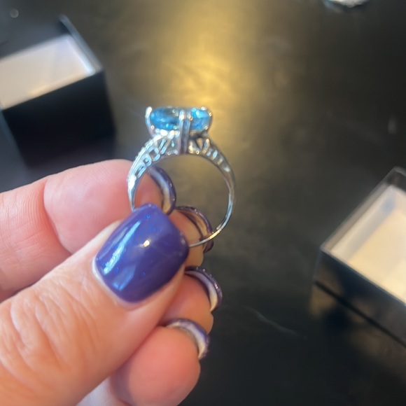 Light blue stone set in a silver setting. Approx size 6.5 never worn - Picture 5 of 5